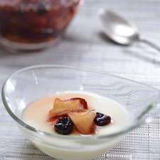 Sacar la panna cotta del refrigerador y acompañar con frutas secas.
