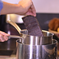Derretir el chocolate a baño maria. Batir el chocolate con la yemas agregando una por una, añadir la vainilla y el azúcar. Se envuelve la mezcla de chocolate con las claras.