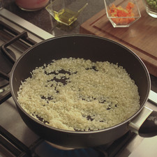 En una sartén con un poco de aceite de oliva dorar el arroz, menear con frecuencia asta que quede dorado (no debe quemarse).