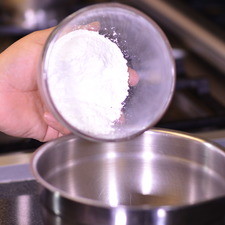 Para decorar batir la crema y el azúcar glass hasta esponjar un poco.