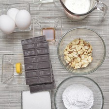 Ingredientes para para decorar 1 cucharita de mantequilla 1/2 taza de azúcar glass (pulverizada) 1/2 taza de almendra rebanada 1/2 taza de crema para batir Ingredientes para para el mousse 3 piezas de huevo 180 gramos de chocolate semi amargo para repostería 1/4 taza de azúcar blanca 1 cucharita de esencia de vainilla