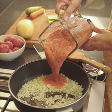 En una olla acitronar la cebolla picada en un poco de aceite de oliva hasta que se torne transparente. Añadir el jitomate molido. Antes, remojar los chiles chipotles en un poco de agua caliente durante 5 minutos y molerlos junto con los jitomates en la licuadora.