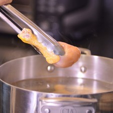 Cocer las piezas de pollo en una olla honda con un poco de agua y sal durante 20 minutos y reservar. S 10429 1475616423