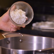 Picar la cebolla, ajo, el pimiento morrón en cuadros pequeños y reservar. Desgranar los elotes, y cortar las calabacitas en rodajas un poco gruesas. Sofreír en una olla honda grande la cebolla. S 10430 1475616422