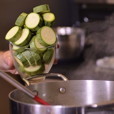 Agregar la calabacitas en rodajas y continuar cociendo un par de minutos más. Añadir las piezas de pollo y un poco del caldo donde se coció el pollo, el comino y sazonar con sal. Continuar cociendo unos minutos más, cuidando que no se recueza. S 10432 1475616422