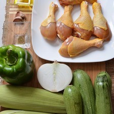 Sal al gusto 1 pieza de pimiento morrón verde 1 pizca de comino molido pimienta negra molida al gusto 4 piezas de calabacita italiana 2 cucharadas de aceite de oliva 2 piezas de elote 2 dientes de ajo 1/2 pieza de cebolla blanca 6 piezas de pollo S 10434 1475616421