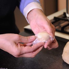 Formar con las manos bolitas de masa de 30 gramos aproximadamente.