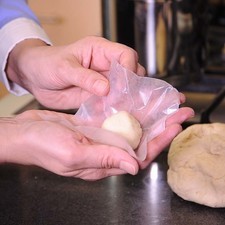 Cubrirlas con papel encerado o plástico para evitar que se sequen. Dejar reposar por 5 minutos a la intemperie.