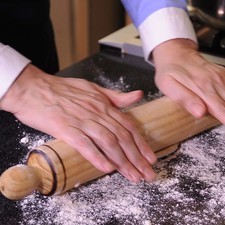 En una superficie enharinada extender cada bolita con el rodillo, lo más delgada posible, aproximadamente de 20 centímetros de diámetro. Apilar separando con papel encerado o plástico.
