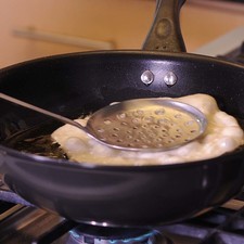 Calentar suficiente aceite en un sartén de 3 centímetros de profundidad. Comprobar que el aceite esté bien caliente, agregando una pizca de la masa. Sumergir en el aceite, voltear una vez hasta que tome un color dorado. Freír un buñuelo a la vez. Escurrirlo muy bien.