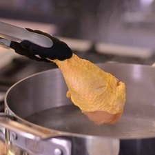 Para cocer el pollo, hervir en una olla honda grande con suficiente agua, cebolla, dientes de ajo pelados y un poco de sal, durante 25 minutos. Retirar el pollo del caldo y reservar el caldo.