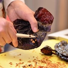 Para preparar el mole, desvenar los chiles.