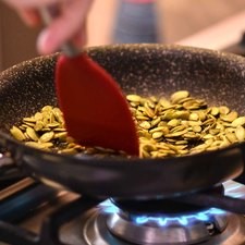 Calentar en un sartén una cucharada de manteca y sofreír las pepitas a fuego medio hasta que se expandan y empiecen a brincar. Apagar el fuego y reservar.