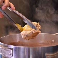 Agregar las piezas de pollo cocidas, sazonar con sal y continuar cociendo 5 minutos más. Para cocer las tortillas, calentar el comal a fuego medio. Una vez caliente, colocar las tortillas sobre él y cocer durante 20 segundos hasta que se vea que se hacen burbujas. Voltear con la pala y cocer 20 segundos más.