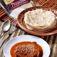 Servir el pollo en mole acompañado de las tortillas de harina. *Nota: la información nutricional no incluye Tortillinas pre cocidas Tía Rosa