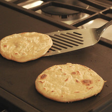 Colocar las pequeñas tortillas sobre el comal caliente. Cocer un poco por un lado y voltearlas. Cocer del otro dejándolas un poco crudas.