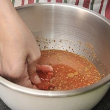 Disolver el achiote en el jugo de la naranja agria (se puede sustituir por naranja normal y agregar el jugo de tres limones). Agregar el comino, el orégano, la pimienta, la canela, el chile piquín y sazonar con sal.