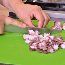 Pelar y picar los camarones. Cortar en cubos pequeños el pescado y el pulpo.