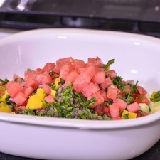Colocar en un tazón todos los ingredientes y revolver para crear una mezcla homogénea. Sazonar con sal y pimienta, revolver bien con ayuda de la pala.