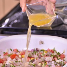 Añadir el jugo de naranja y de limón. Dejar reposar en el refrigerador aproximadamente 40 minutos.