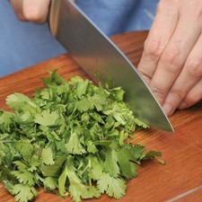 Picar la cebolla, los chiles y el cilantro.