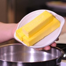 Acremar la mantequilla con el azúcar y la vainilla o la canela.