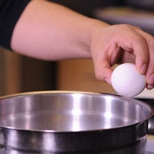 Agregar uno a uno los huevos sin dejar de batir. Añadir las mezclas de las harinas y las pasitas. Mezclar de forma envolvente hasta obtener una mezcla homogénea.