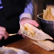 Formar los tamales colocando un poco de la masa en cada hoja de maíz. Envolver y colocar en una vaporera o tamalera.