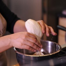 Cocer durante una hora o hasta que el tamal se despegue con facilidad de la hoja.