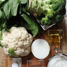 2 manojos de espinaca 1 pieza de coliflor 1 1/2 tazas de crema de leche de vaca 1/2 pieza de cebolla blanca 2 cucharadas de aceite de oliva 1/4 cucharita de pimienta negra molida 1/2 cucharita de sal 1 pieza de brócoli