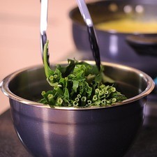 Cortar la cebolla en rodajas, la coliflor y el brócoli en floretes y reservar. Desinfectar las hojas de espinacas en un tazón con suficiente agua y unas gotas de desinfectante por 5 minutos.