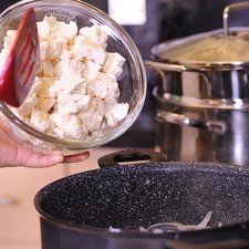 Calentar el aceite de oliva en el sartén, sofreír la cebolla hasta que se vea transparente, añadir los floretes de coliflor y brócoli continuar cociendo moviendo constantemente durante 5 minutos.