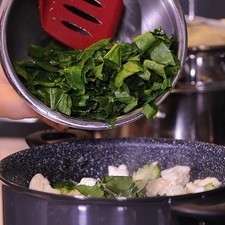 Agregar las hojas de espinaca picadas y la crema, sazonar con pimienta y sal y cocer 3 minutos más.
