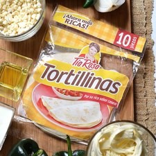 6 piezas de Tortillina de harina Tía Rosa 1/4 pieza de cebolla blanca 3 piezas de chile poblano 1 taza de granos de elote 1 taza de queso Oaxaca 1/4 taza de crema de leche de vaca 1 cucharada de aceite de oliva Bolsa de plástico al gusto Sal al gusto S 10578 1475615818