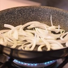 Sofreír en el sartén con una cucharada de aceite de oliva la cebolla un par de minutos. S 10583 1475615814