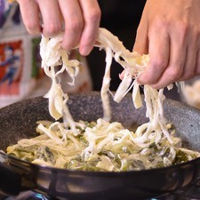 Agregar las rajas, granos de elote y continuar cociendo unos minutos más,agregar la crema y el queso desmenuzado. Apagar y reservar. S 10584 1475615816