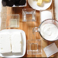 Ingredientes para la base 110 gramos de mantequilla sin sal 360 gramos de galletas oreo Ingredientes para el queso 1 1/2 tazas de crema de leche de vaca 7 gramos de grenetina natural 1/4 taza de azúcar blanca 380 gramos de queso crema 1 cucharada de esencia de vainilla 1 cucharada de jugo de limón 1/4 taza de agua