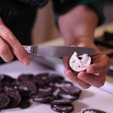 Para preparar la base; abrir las galletas y retirar la crema con la ayuda de un cuchillo.