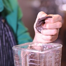 Moler las galletas de pocas a la vez en la licuadora hasta que queden bien molidas.