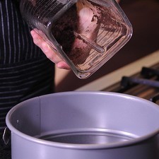 Reservar ¼ de taza de galletas molidas y colocar el resto sobre un molde desmoldable para pastel.