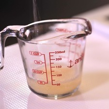 Para preparar el relleno de queso, agregar la grenetina poco a poco en forma de lluvia a ¼ de taza de agua, mezclar ligeramente con un tenedor y dejar reposar 5 minutos hasta que se vea sólida. Poner a calentar a baño María, mezclando hasta que se disuelva. También se puede calentar al microondas por unos segundos. Dejar enfriar un poco.