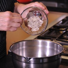 Batir el queso crema, el relleno de las galletas.