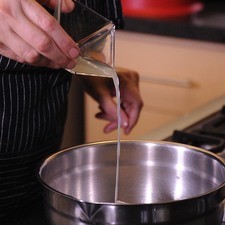 Agregar el cuarto de taza de azúcar, la cucharada de jugo de limón y la vainilla en un tazón con la batidora eléctrica hasta integrar un poco.