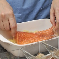 Dejalos reposar en un refractario para horno, colocando cada uno sobre una rodaja de piña.