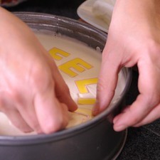 Colocar las letras sobre el queso.