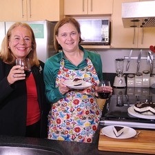 Tru Miller, propietaria de la bodega Adobe Guadalupe en el Valle de Guadalupe, con Sonia Ortiz de Cocina al Natural.