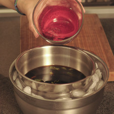 Extraer el jugo de un betabel crudo con un extractor de jugos. Poner la mezcla de azúcar en un tazón pequeño. Colocar el tazón pequeño sobre otro más grande que contenga agua con hielo para acelerar su enfriamiento. Revolver durante 10 minutos. Agregar el jugo de los limones y el jugo del betabel. Colar sobre la jarra con las tres tazas de agua y agitar bien. Refrigerar.