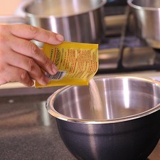Derretir la mantequilla y reservar. Colocar en el tazón de la batidora la leche condensada, jugo de naranja, margarina derretida, y batir hasta obtener una mezcla homogénea. S 10635 1475615698