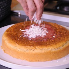 Dejar enfriar durante media hora y desmoldar. Para decorar untar la mermelada sobre el pastel y espolvorear coco rallado. S 10638 1475615710
