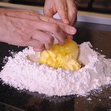 Para preparar la masa base para el pay, cortar en cubos pequeños la mantequilla. Cernir la harina antes de medirla y hacer con ella un volcán, colocar en el centro la mantequilla.